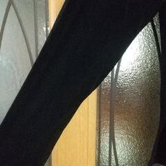 ビジューで装飾された黒のトップス  衣装の画像
