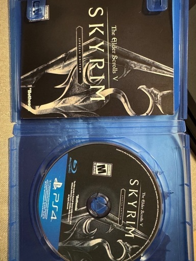 【値下げしました】PlayStation 4 Pro 1TB CUH-7015B / SKYRIM PS4（北米版）