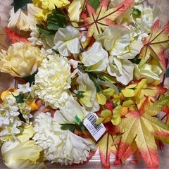 造花、花の部分と葉の部分、ケース付きの画像