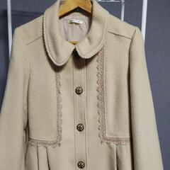 axes femme ベージュ フリル付きコート　サイズМの画像