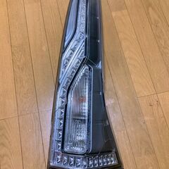 【車・パーツ】セレナ　C26　テールライト（右）※下部割れあり