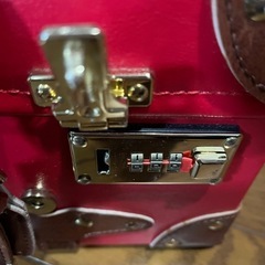 赤のキャリーケースの画像