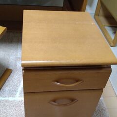 ベネッセ×カリモク　学習机＆イス＆ワゴンの画像