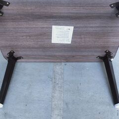 美品！ お一人様用 コンパクト 折り畳み机 デスク　木目調 一人暮らし テーブルの画像