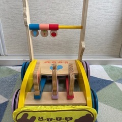 木製の手押し車の画像