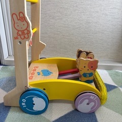 木製の手押し車の画像