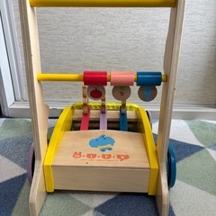 木製の手押し車の画像