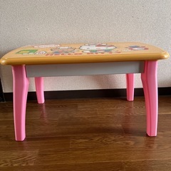 キティちゃん机の画像
