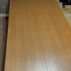 組み立て式の木製テーブル　コンパクトに収納可能　の画像