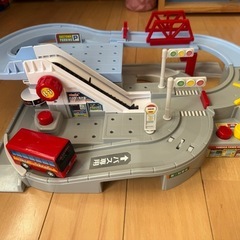 トミカ  ぐるぐるバスタウンの画像