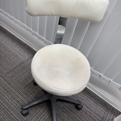 サロン 施術用スツールの画像