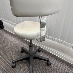 サロン 施術用スツールの画像