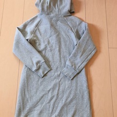 【数回着用】ユニクロ　フード付きワンピース　140の画像