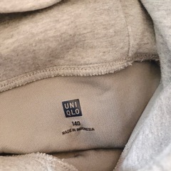 【数回着用】ユニクロ　フード付きワンピース　140の画像