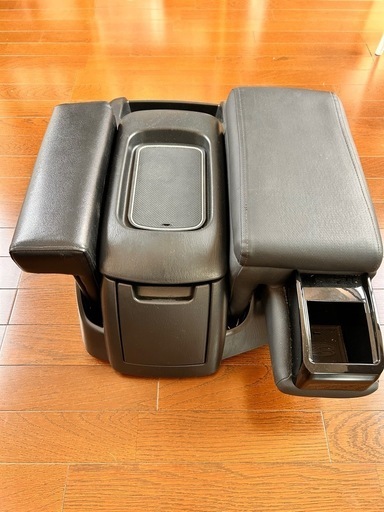 ハイエースワイド　センターコンソール・アームレスト【禁煙車】