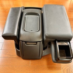 ハイエースワイド　センターコンソール・アームレスト【禁煙車】