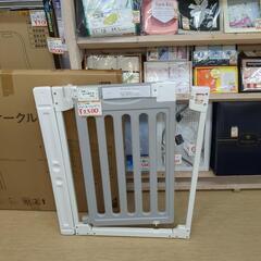ベビーセーフティゲート☆ホワイト・グレーカラー☆カトージ63900☆追加フレームあり・赤ちゃん安全グッズ・店舗にて設置確認済み【浜村鹿野温泉ICから3分 買取本舗、 宮本リサイクル 営業時間9～19時 定休日水曜のみ←連絡できませんm(_ _)m】の画像