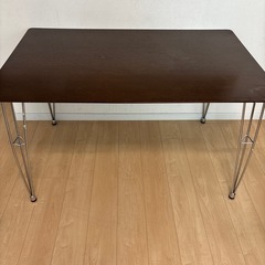 テーブルと長椅子のセット