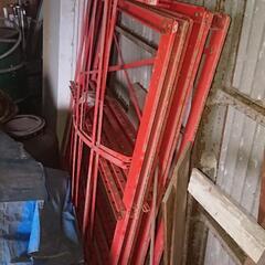 赤い組み立て架台?の画像
