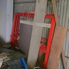 赤い組み立て架台?の画像