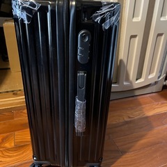 ちょうど良い大きさ、軽いキャリー　新品、黒　ドリンクホルダー、荷物フック付き　横38センチ×縦25.5センチ高さ56センチです。鍵はありません。の画像