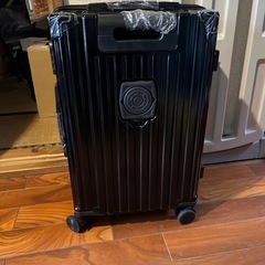 ちょうど良い大きさ、軽いキャリー　新品、黒　ドリンクホルダー、荷...