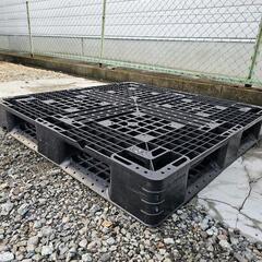 樹脂パレット　プラスチックパレット　1100×1100 　梱包　床材　運搬　リフト　引っ越し　DIY　の画像