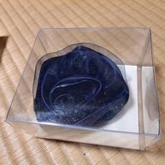 紺色の薔薇　コサージュの画像