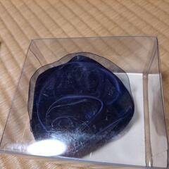 紺色の薔薇　コサージュの画像