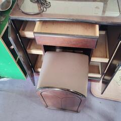 ドレッサー　椅子付き　コンセント付き　引き出し付き　鏡外して車庫の中にでも　バックするのに便利では。下の台は工具入れなどにの画像