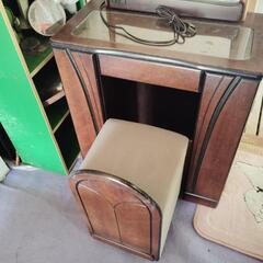 ドレッサー　椅子付き　コンセント付き　引き出し付き　鏡外して車庫の中にでも　バックするのに便利では。下の台は工具入れなどにの画像