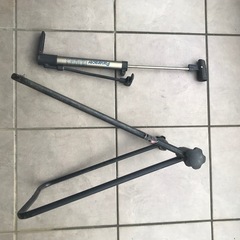 自転車空気入れとスタンド（中古）の画像