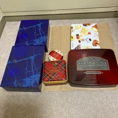 かわいいお菓子の空き缶