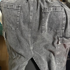 黒ジーンズカーゴパンツの画像