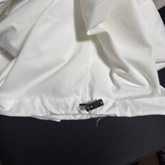 白のカーゴパンツの画像
