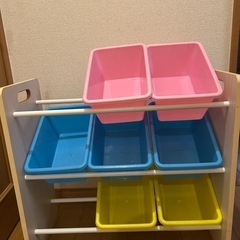 子どものオモチャの棚の画像