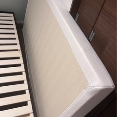 ベッドフレームとマットレスの画像