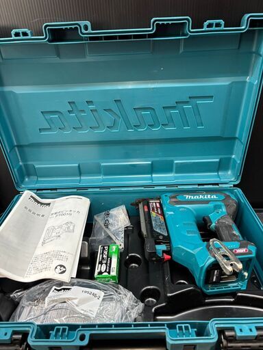 【中古】マキタ　40Vmax充電式ピンタッカ　PT001G　ケース・付属品付き【ハンズクラフト熊本けやき通り店】 中古】マキタ 40Vmax充電式ピンタッカ PT001G ケース・付属品付き