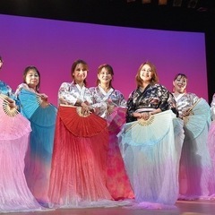着物で踊るファンベールの画像