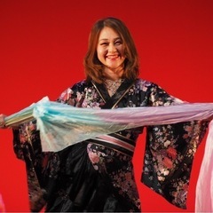 着物で踊るファンベールの画像
