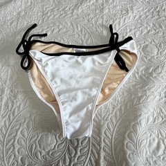 ホワイト 花柄プリント ビキニ水着ひもパンツ　沖縄　ハワイ　旅行　大きめ13号の画像