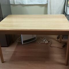 一応四人用小さめダイニングテーブル　分解可能です