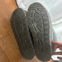 グレーのファーブーツの画像