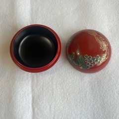 琉球漆器　香合　リスとぶどう　赤　の画像