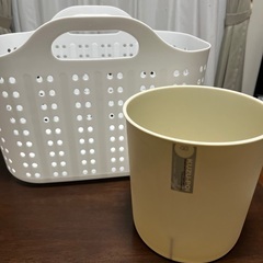 洗濯カゴとゴミ箱の画像