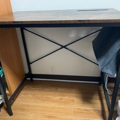 (受渡予定者決定)引取2/28まで！木目調デスク　側面収納袋付きの画像