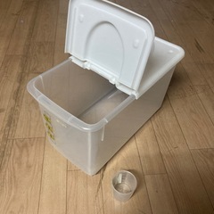 定価1,600円　米びつストッカー　15kg用の画像