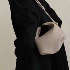 ショルダーバック　ベージュ　レザー調の画像