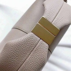 ショルダーバック　ベージュ　レザー調の画像