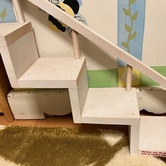 飾り階段シェルフと小さな看板？飾りの画像